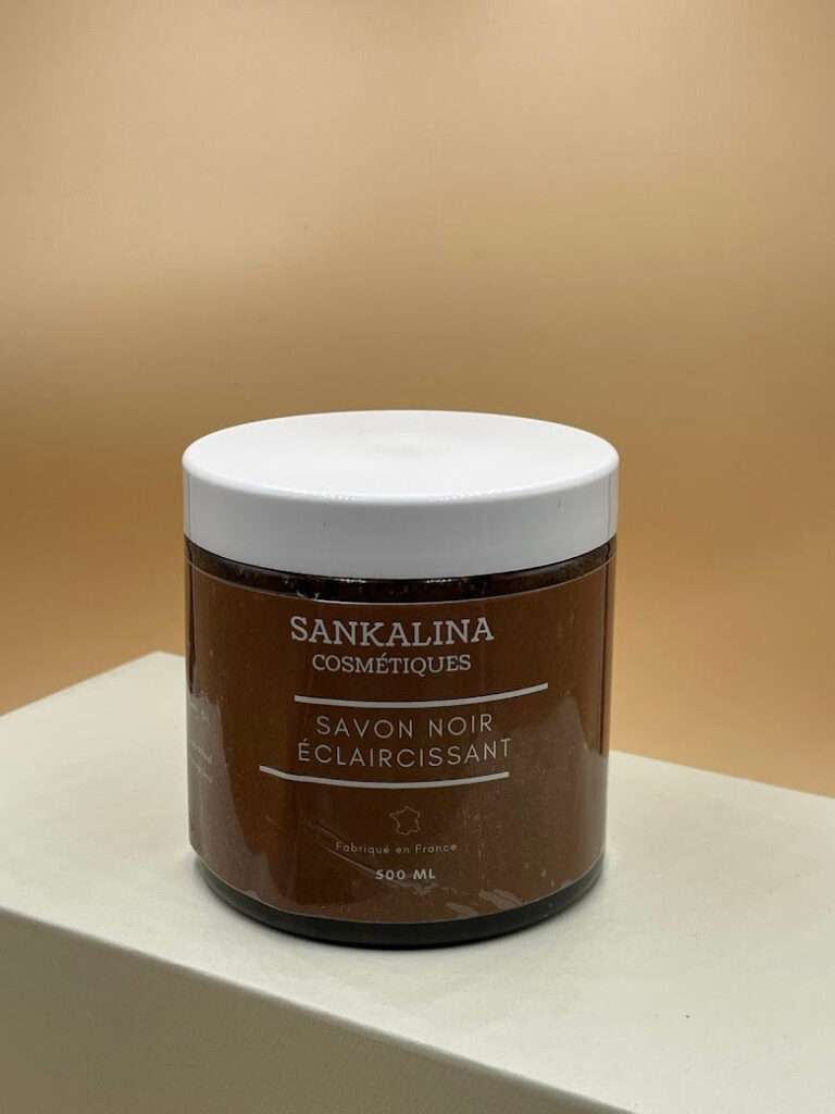 découvrez les bienfaits du savon noir pour une peau éclatante : nettoyage en profondeur, exfoliation naturelle et hydratation optimale pour un teint lumineux et revitalisé.