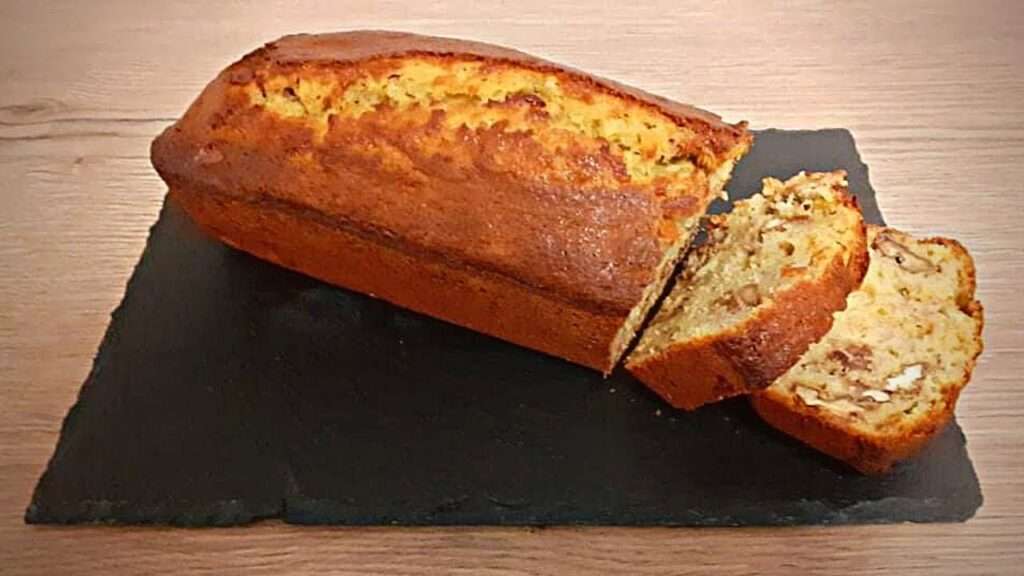 recette facile et rapide de cake banane noix, moelleux et délicieux, parfait pour le goûter ou le dessert.