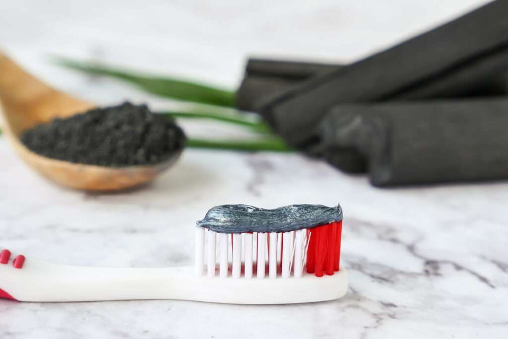 découvrez les bienfaits du charbon actif pour les dents et la digestion : un allié naturel pour un sourire éclatant et un système digestif sain.