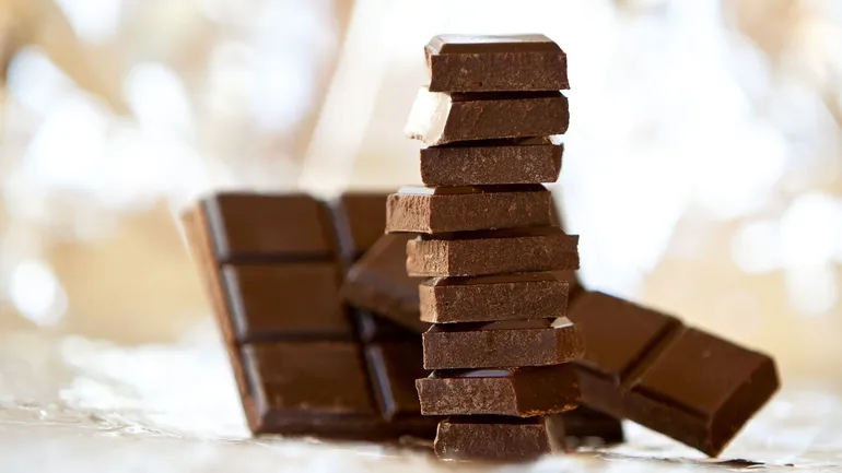 découvrez les bienfaits et les risques du chocolat cru pour votre santé, ses propriétés nutritionnelles et conseils d'utilisation.