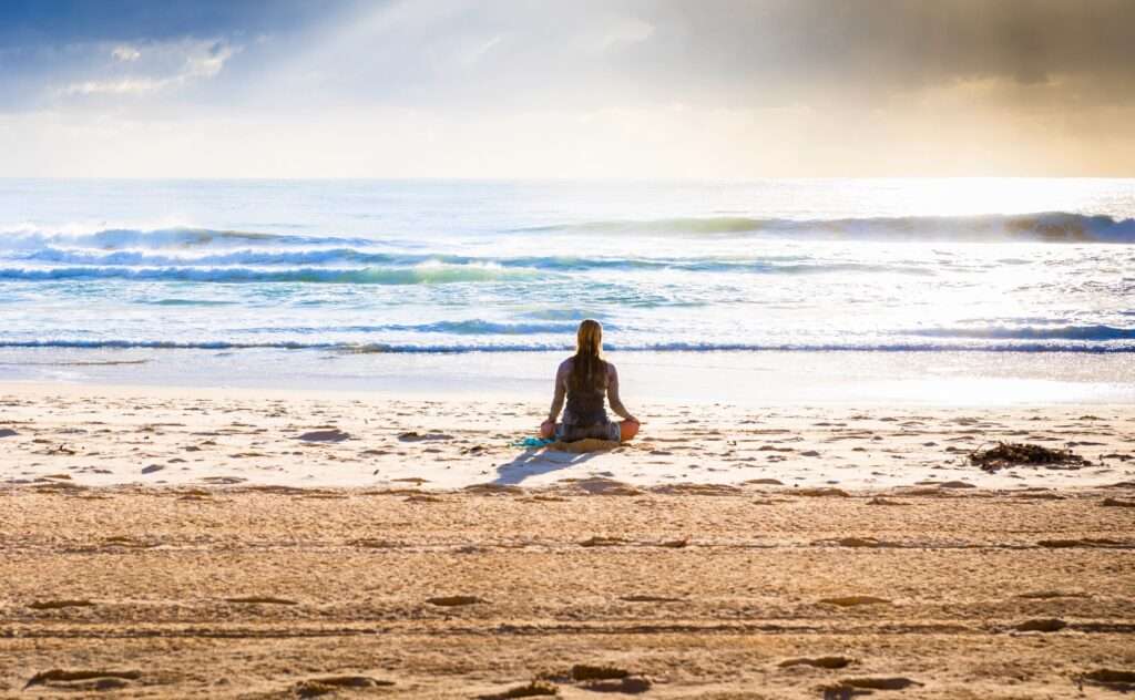 découvrez nos cours de yoga gratuits en ligne pour tous les niveaux. améliorez votre bien-être, votre souplesse et votre sérénité depuis chez vous, à votre rythme.