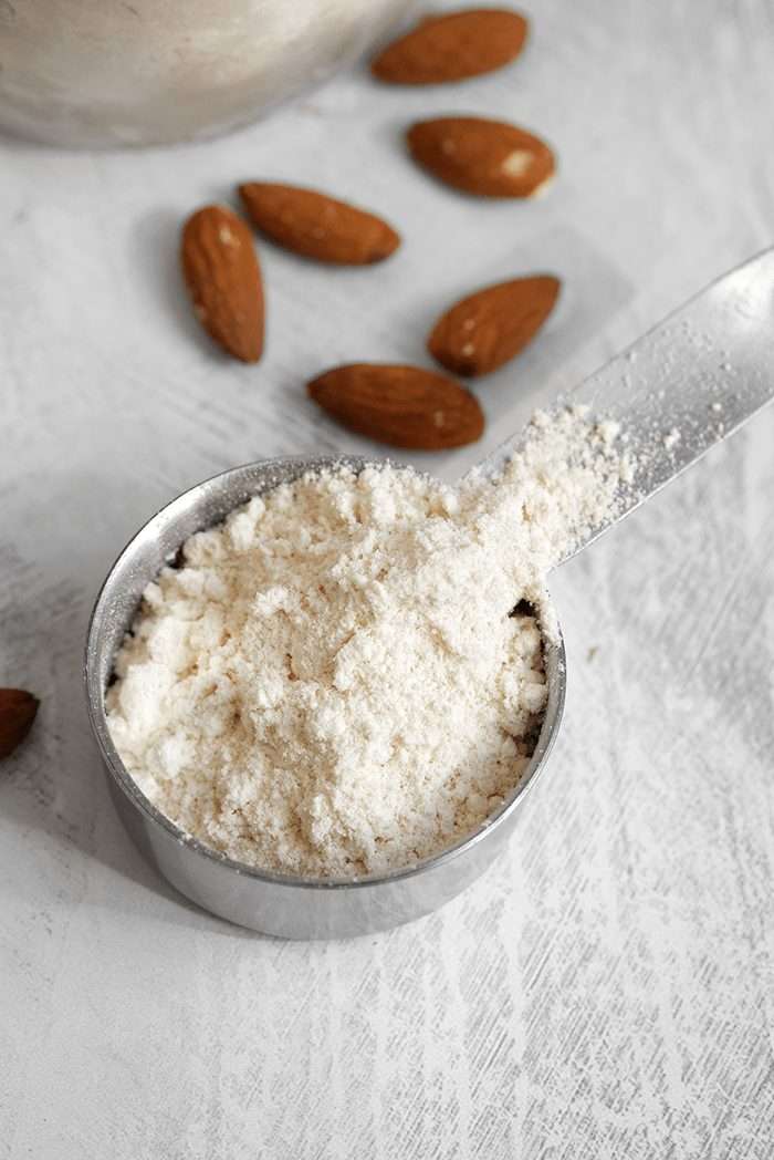 découvrez les bienfaits de la farine d'amande bio et comment l'utiliser en cuisine pour des recettes saines et gourmandes.