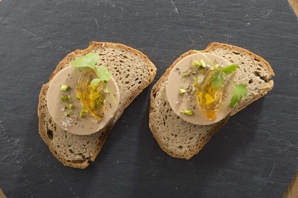 découvrez le faux gras végétal gaia, une alternative gourmande et saine au foie gras traditionnel, 100% végétale et savoureuse.