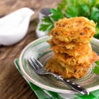 recette facile et rapide de galettes de pomme de terre croustillantes préparées à l'air fryer pour un repas savoureux et léger.