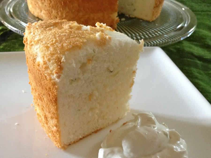 découvrez une recette délicieuse de gâteau au citron vert et lait de coco, parfaite pour un dessert frais et exotique.