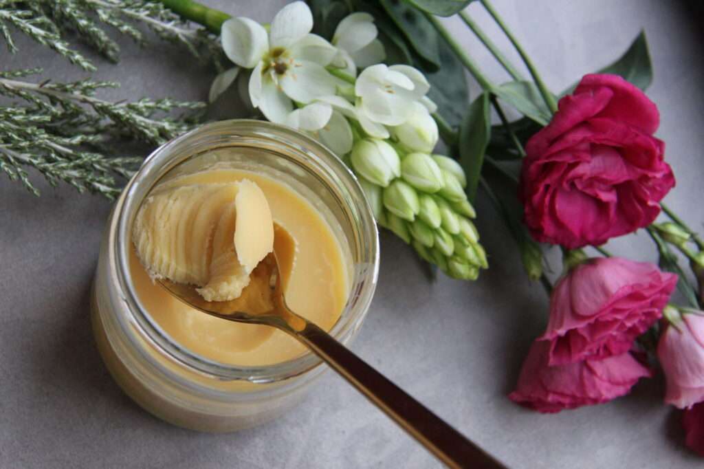 découvrez les bienfaits du ghee, beurre clarifié traditionnel, ainsi que ses multiples usages en cuisine et en santé pour améliorer votre bien-être quotidien.