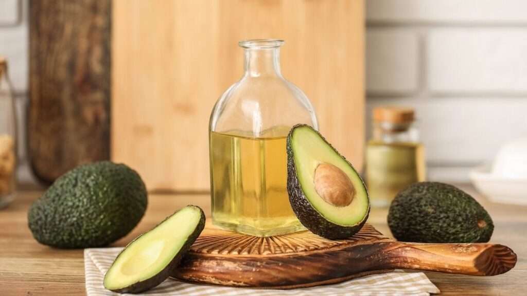 découvrez les bienfaits de l'huile d'avocat pour la cuisine et la cosmétique : un ingrédient naturel pour sublimer vos plats et prendre soin de votre peau.