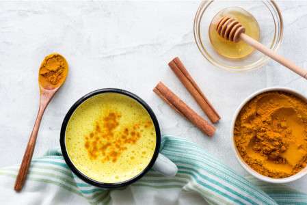 découvrez une recette simple et rapide pour préparer un lait d’or au curcuma, une boisson saine et réconfortante pour booster votre bien-être au quotidien.