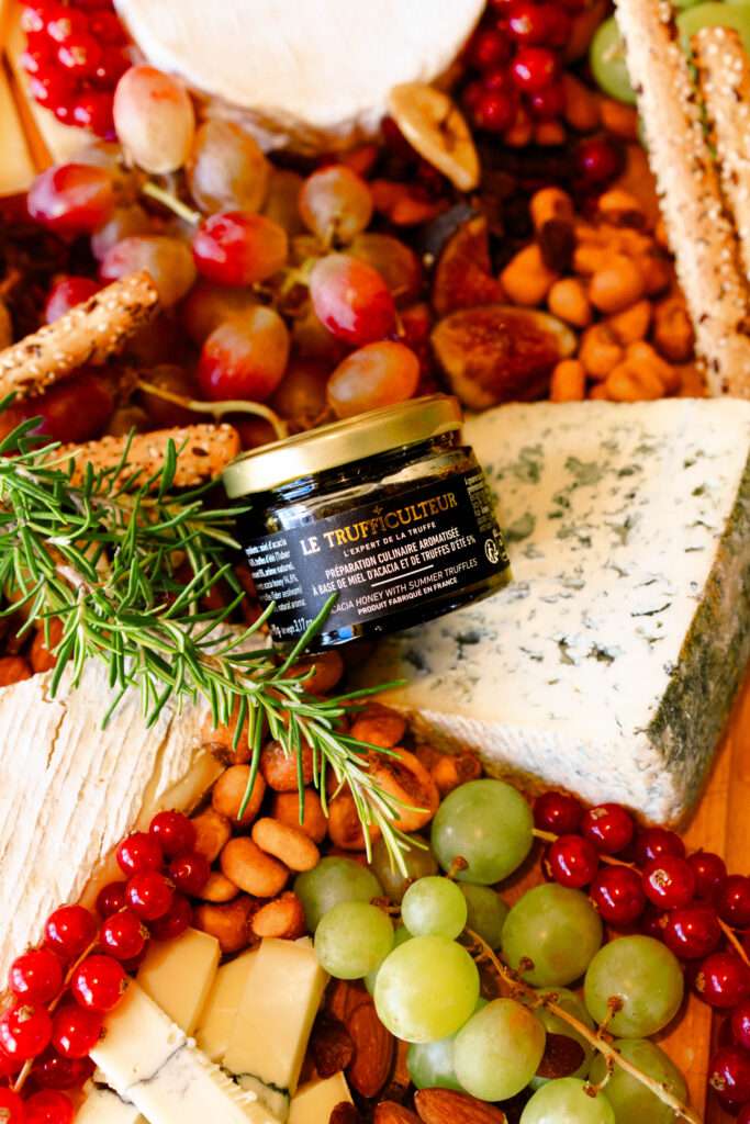 découvrez notre miel à la truffe, une délicieuse combinaison sucrée et raffinée qui sublime vos plats et desserts avec une touche d'exception.