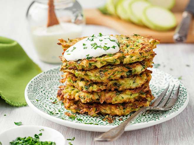 découvrez une recette healthy de pancakes à la courgette, rapides et faciles à préparer pour un petit-déjeuner gourmand et équilibré.