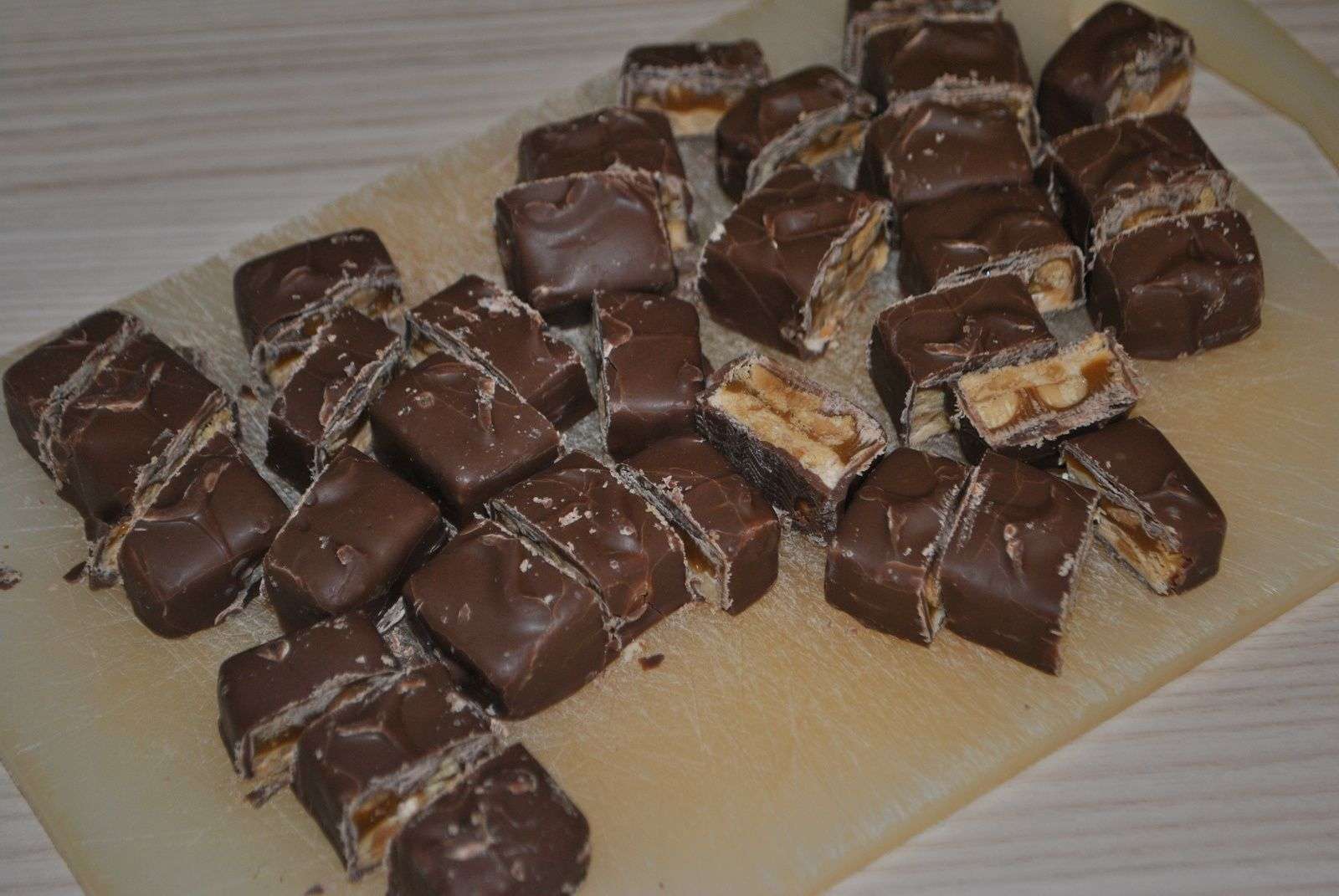 découvrez notre recette facile et gourmande de pâte à tartiner snickers maison pour un délicieux moment sucré à partager.