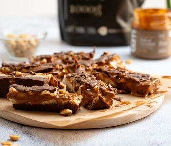 découvrez notre recette facile et délicieuse de pâte à tartiner snickers maison, parfaite pour les gourmands en quête de saveurs chocolatées et cacahuètes.