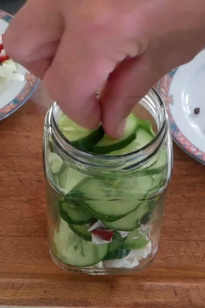 découvrez notre recette facile et rapide pour réaliser des pickles de concombre maison croquants et savoureux, parfaits pour accompagner vos plats.