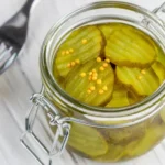découvrez une recette facile de pickles maison à base d'oignons et concombres croquants, parfaite pour ajouter une touche acidulée à vos plats.