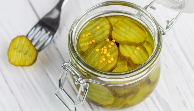 découvrez une recette facile de pickles maison à base d'oignons et concombres croquants, parfaite pour ajouter une touche acidulée à vos plats.