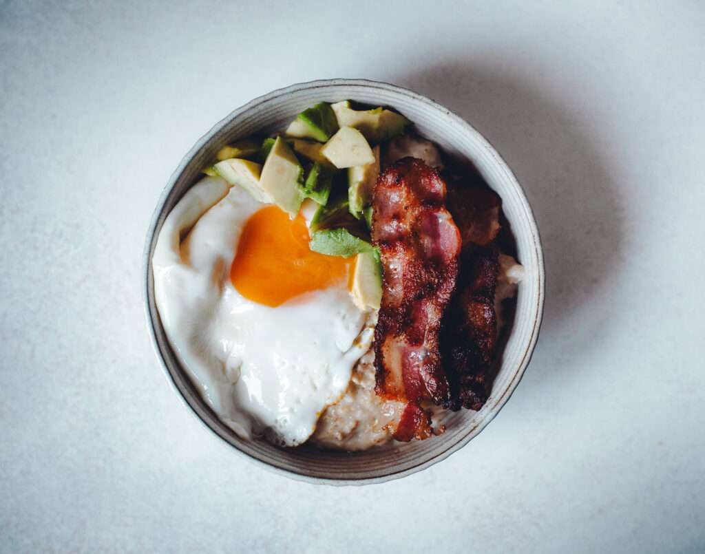 découvrez notre recette de porridge salé, un petit déjeuner gourmand et équilibré pour bien commencer la journée avec saveur et énergie.