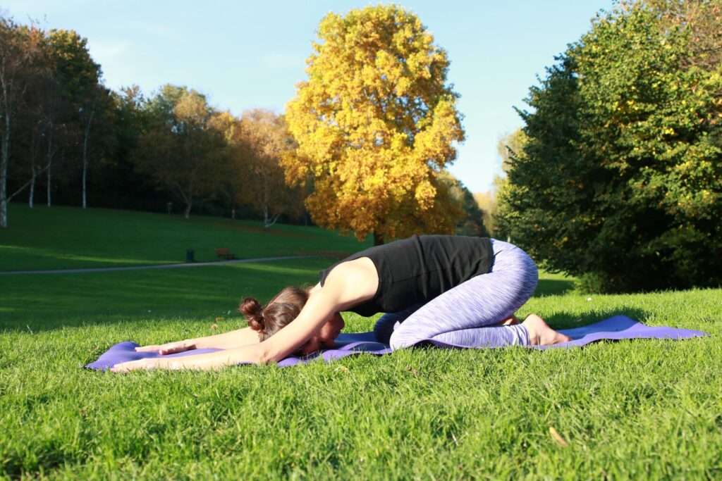 découvrez des conseils essentiels pour pratiquer la posture sur la tête en yoga en toute sécurité et éviter les blessures.