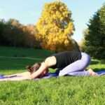 découvrez des conseils essentiels pour pratiquer la posture sur la tête en yoga en toute sécurité et éviter les blessures.