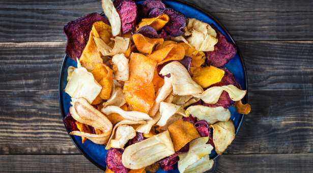 découvrez comment préparer des chips de légumes maison croustillantes et savoureuses, une alternative saine et gourmande aux chips classiques.