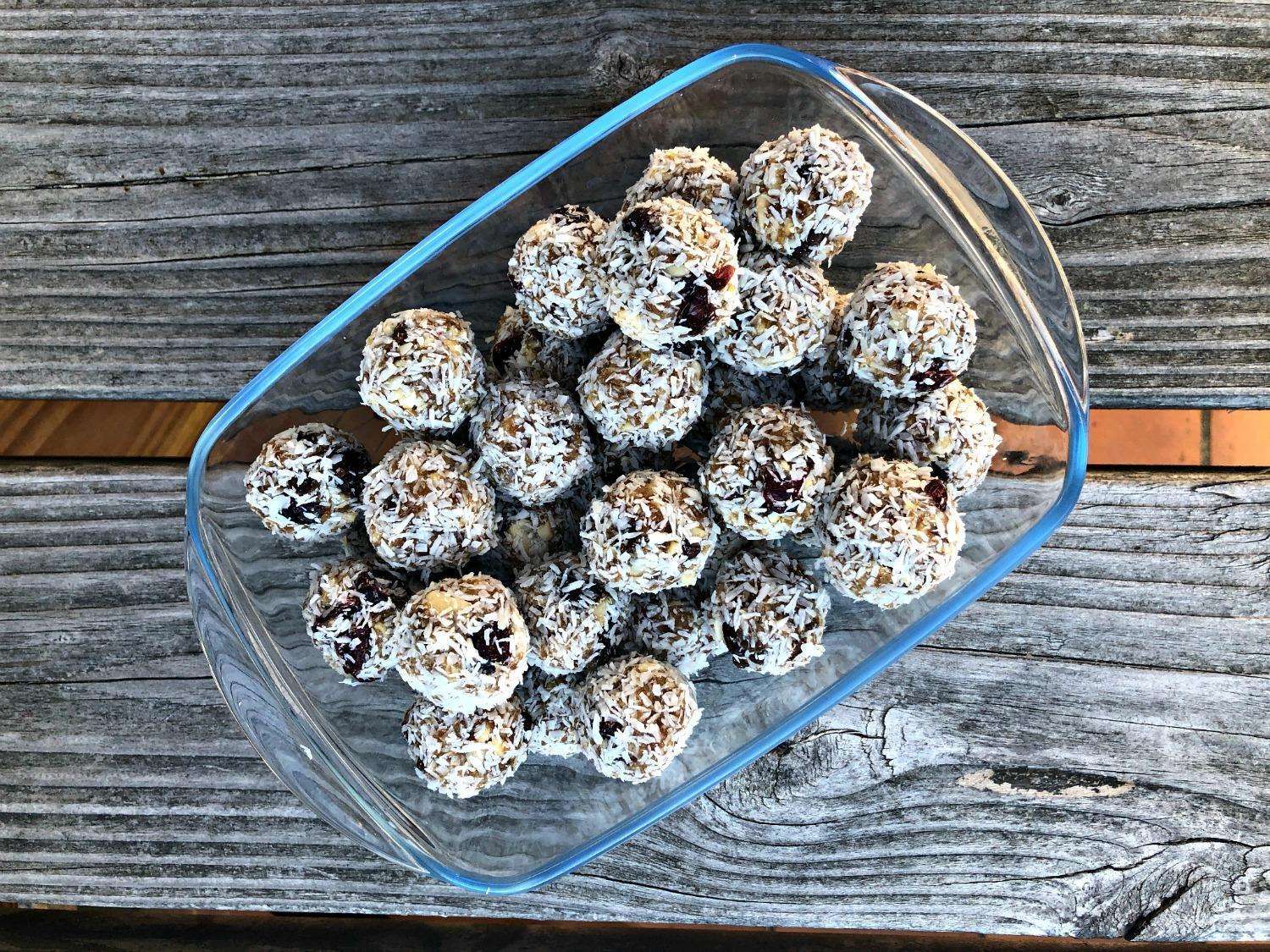 découvrez comment préparer facilement des energy balls aux dattes, une recette rapide et saine pour une collation énergétique naturelle.