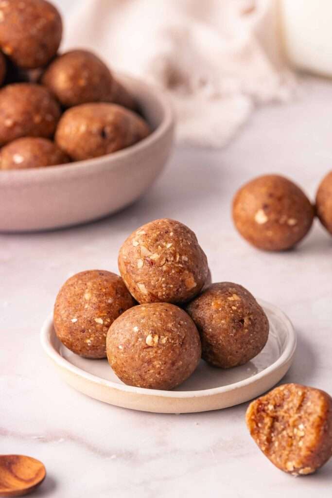 découvrez une recette facile pour préparer des energy balls aux dattes, parfaites pour une collation saine et énergisante.