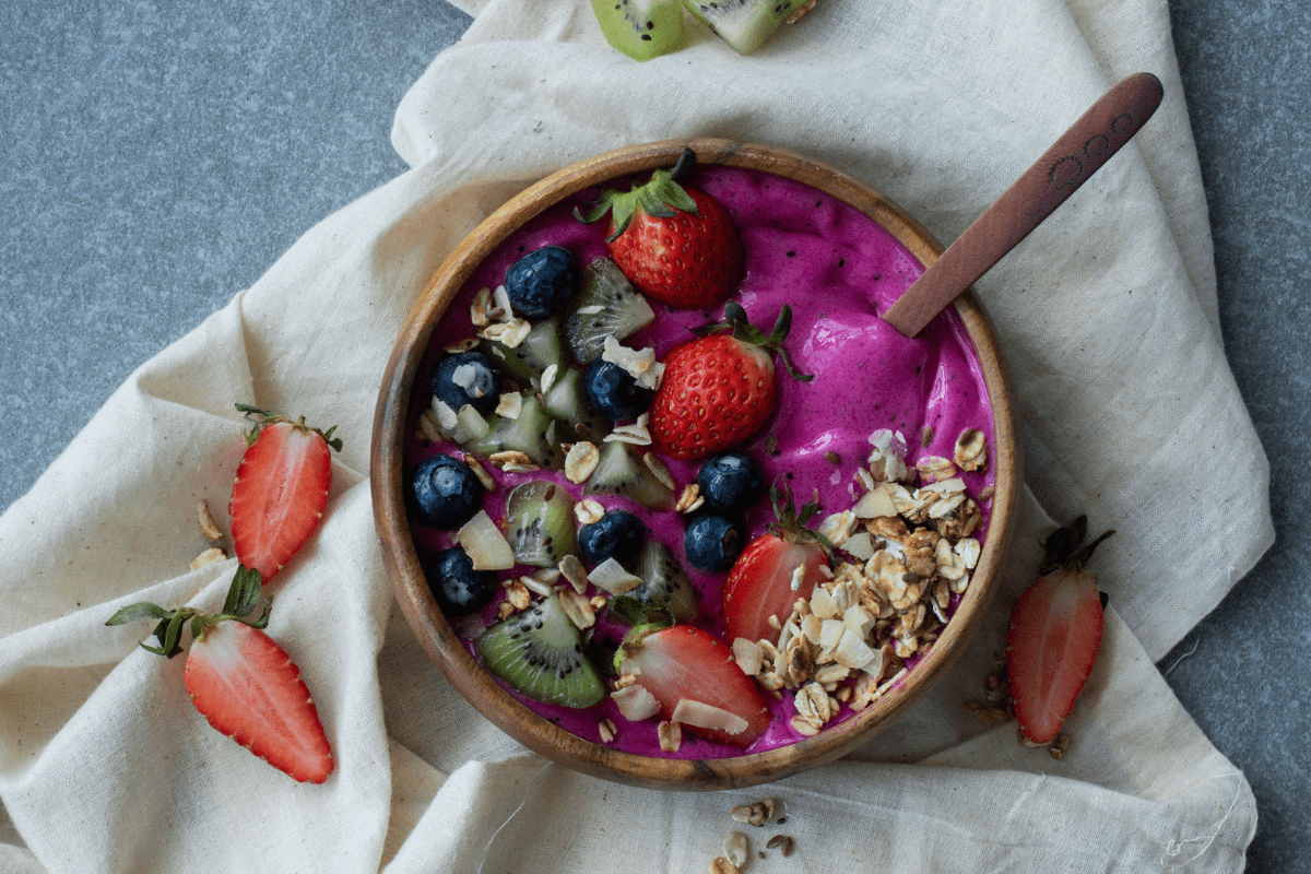 découvrez comment préparer un açaï bowl maison facilement avec notre guide simple et rapide, pour un petit-déjeuner sain et délicieux.