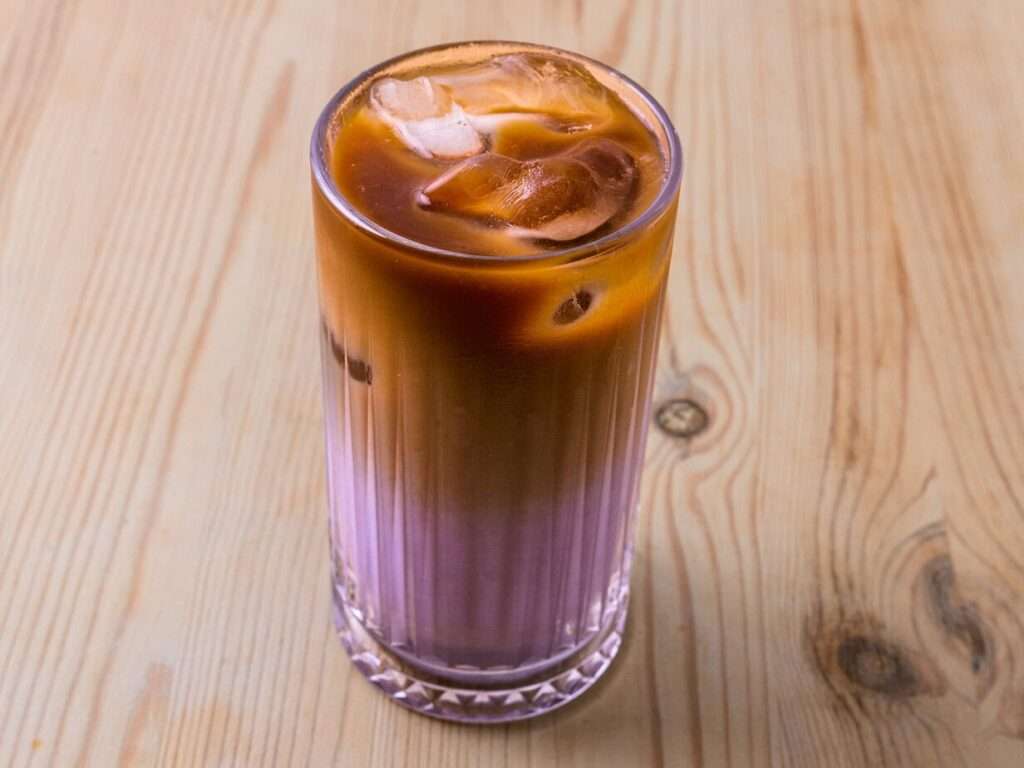 découvrez comment préparer facilement un délicieux ube latte maison avec notre recette simple et rapide. apprenez à savourer cette boisson gourmande et originale chez vous.