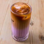 découvrez comment préparer facilement un délicieux ube latte maison avec notre recette simple et rapide. apprenez à savourer cette boisson gourmande et originale chez vous.