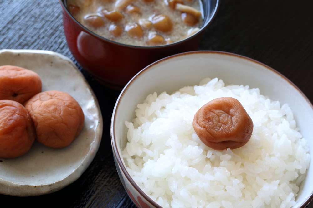 découvrez les bienfaits de la prune umeboshi, un ingrédient traditionnel japonais aux multiples usages culinaires et thérapeutiques.