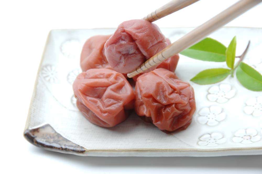 découvrez les bienfaits de la prune umeboshi, un aliment fermenté aux multiples vertus pour la santé, et explorez ses différents usages en cuisine et en remèdes naturels.