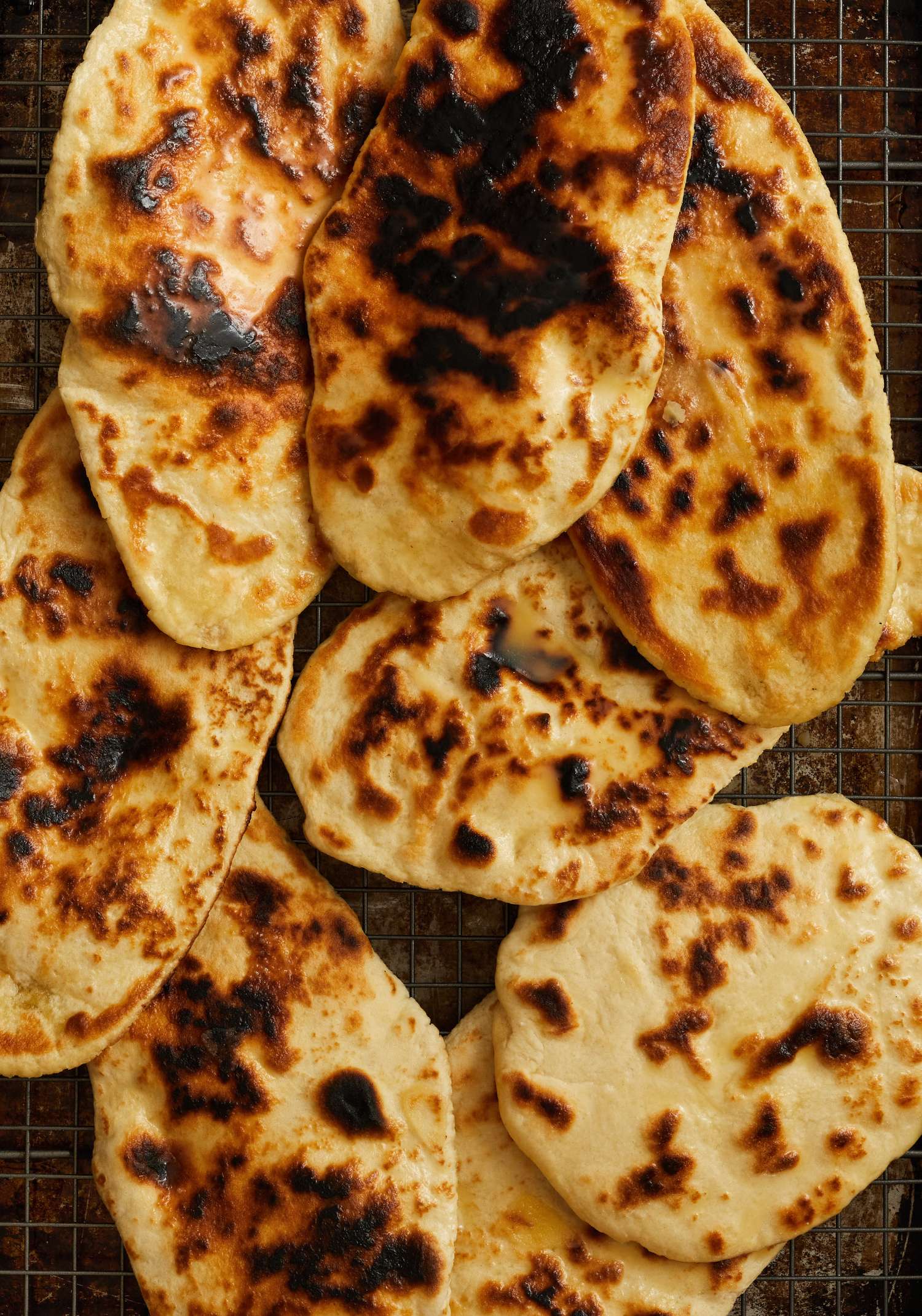 découvrez une recette facile et rapide pour préparer des naans moelleux à la maison, parfaits pour accompagner vos plats préférés.