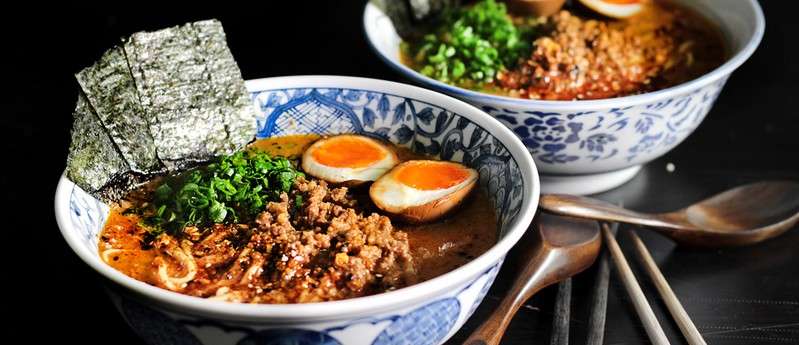 découvrez une recette simple et savoureuse de ramen miso végétarien, parfaite pour un repas réconfortant et sain.