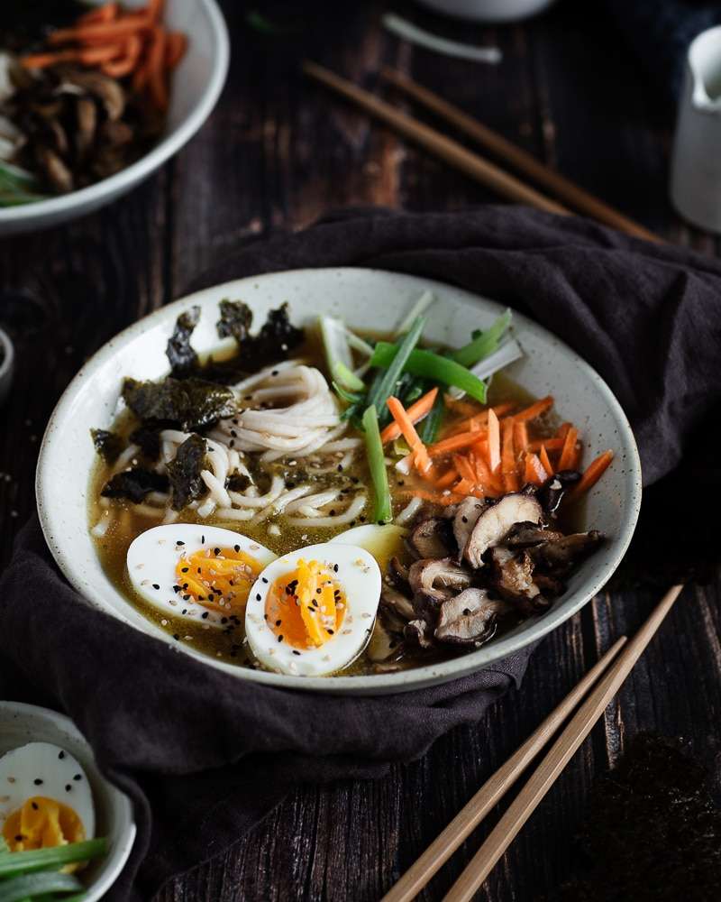 découvrez notre recette facile de ramen miso végétarien, savoureuse et réconfortante, idéale pour un repas sain et gourmand.
