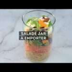 découvrez une recette saine et facile de salade en bocal, parfaite pour un repas frais et équilibré à emporter partout.