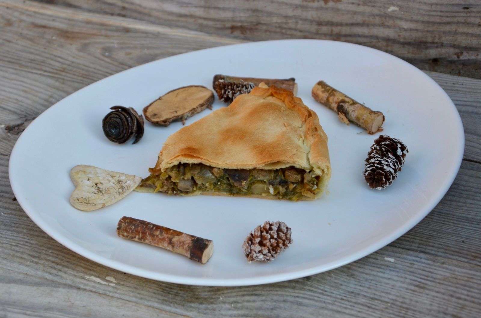 découvrez une recette savoureuse de tourte aux poireaux et champignons, facile à préparer, idéale pour un repas réconfortant et gourmand.