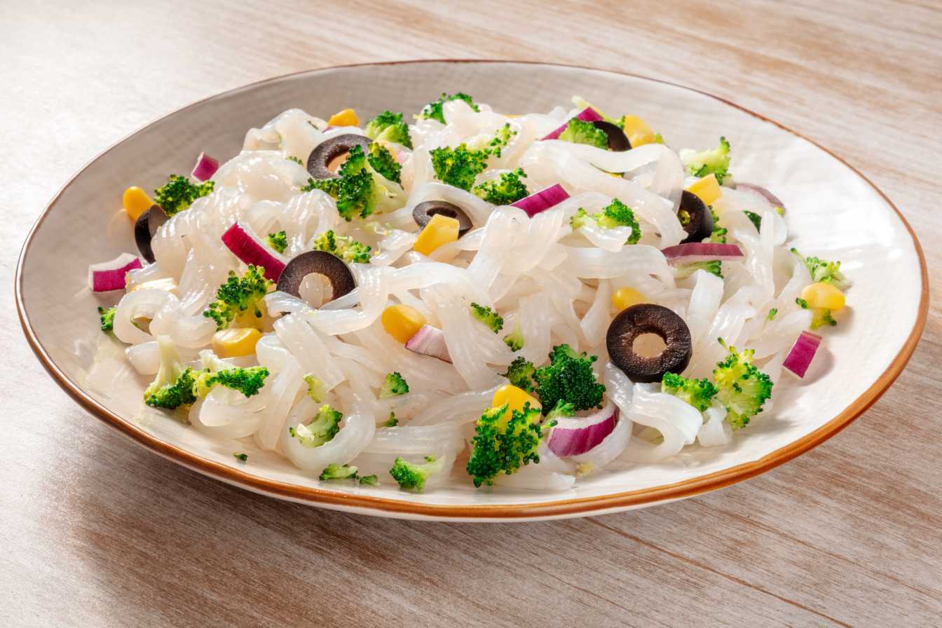découvrez nos recettes faciles de pâtes de konjac, légères et savoureuses, parfaites pour un repas sain et rapide à préparer.