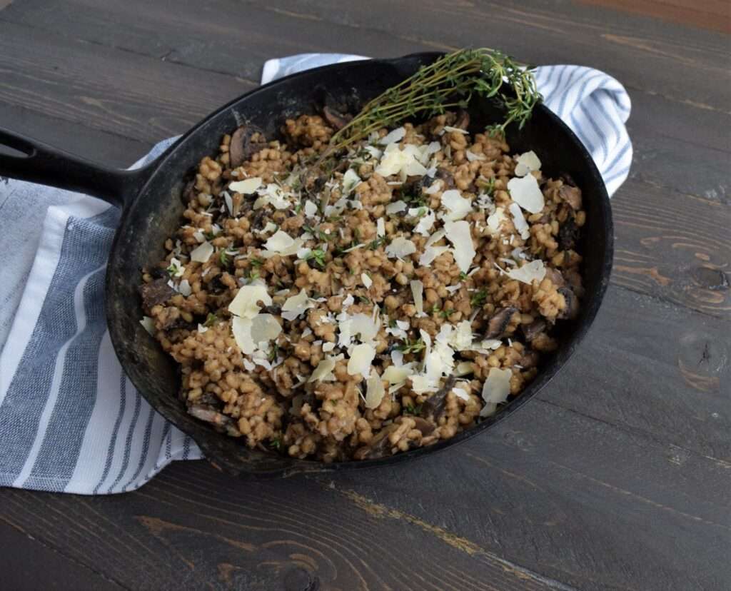 découvrez une recette savoureuse de risotto aux cèpes et à l'orge, alliant la douceur des champignons à la texture délicate de l'orge pour un plat gourmand et réconfortant.