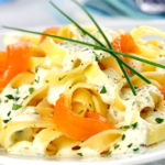 découvrez une délicieuse sauce au saumon, parfaite pour accompagner vos tagliatelles et sublimer vos repas en toute simplicité.