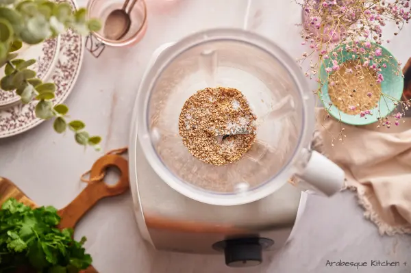 découvrez notre recette simple et rapide pour préparer une sauce tahini maison délicieuse, idéale pour accompagner vos plats méditerranéens et salades.