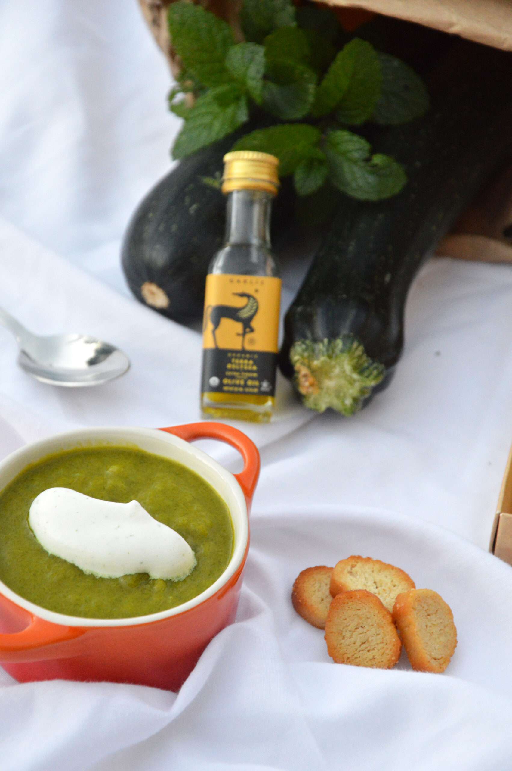 découvrez une recette rafraîchissante de soupe froide à la courgette et à la menthe, parfaite pour les journées d'été. facile à préparer, saine et pleine de saveurs.