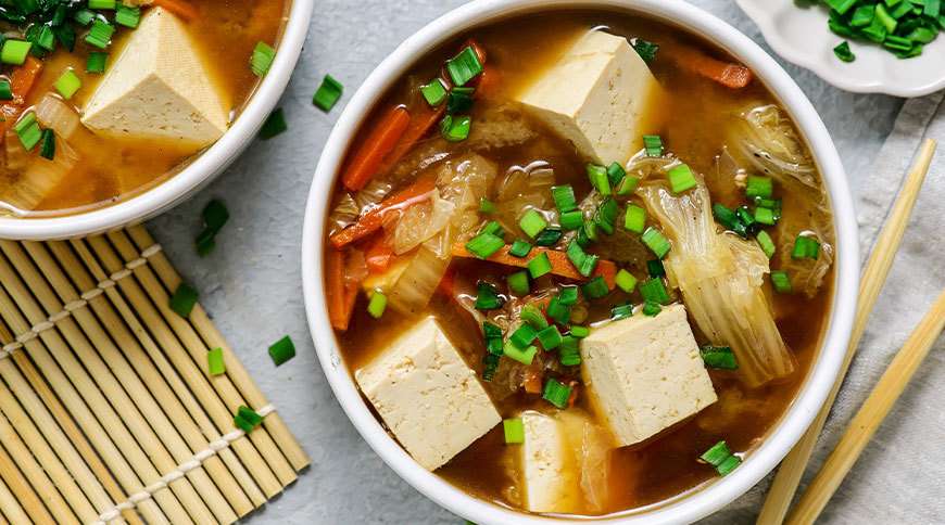 découvrez une recette simple et savoureuse de soupe miso au tofu, ainsi que ses nombreux bienfaits pour la santé.