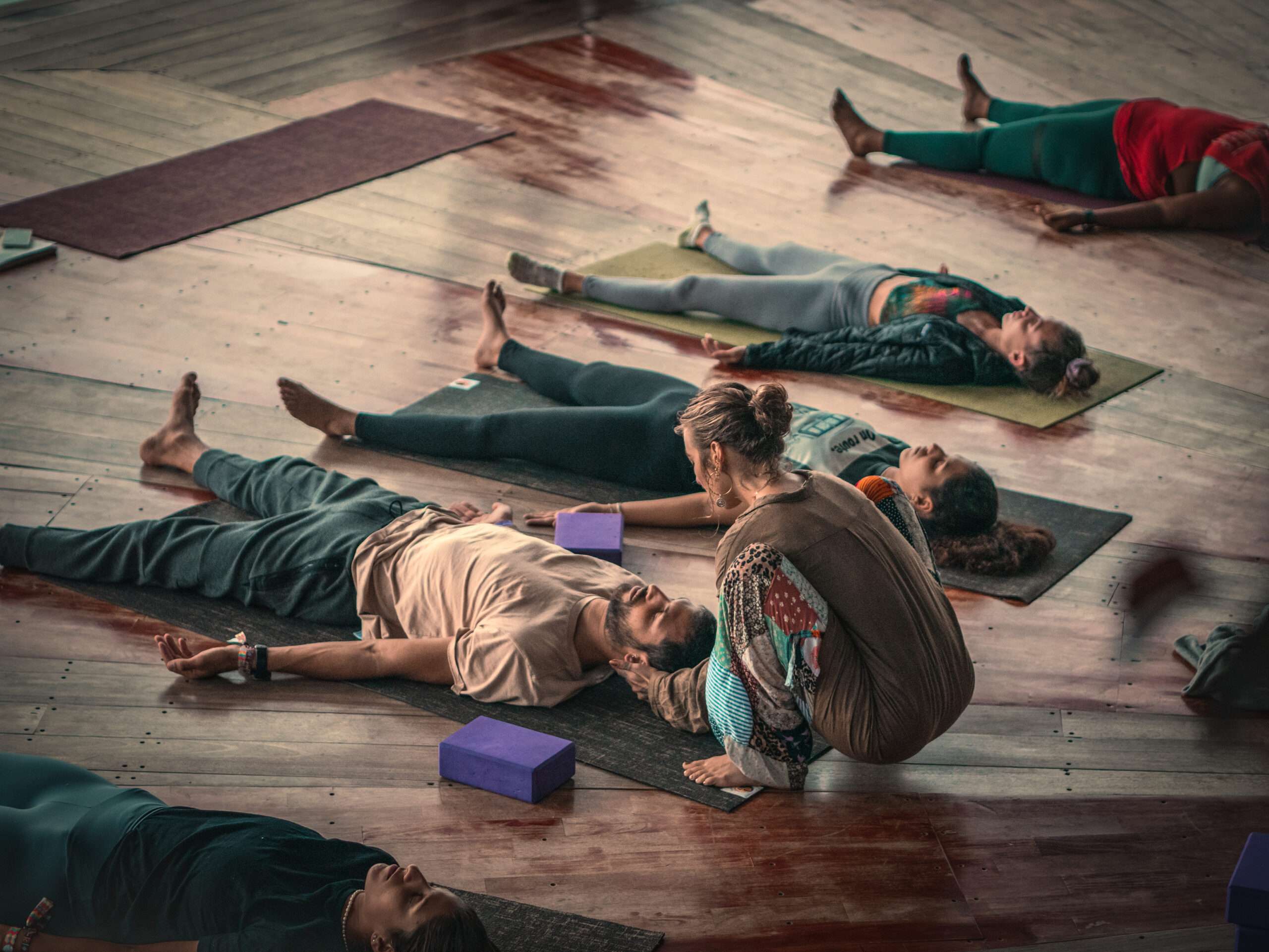 découvrez le yin yoga, une pratique douce qui favorise la relaxation profonde, l'équilibre mental et le bien-être global.